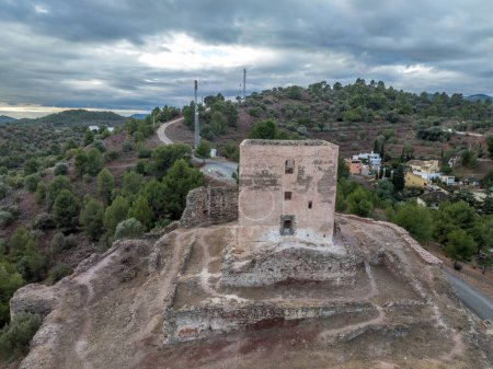 Luftaufnahme der mittelalterlichen Burgruine Torres Torres mit quadratischem Bergfried und halbrunden Türmen in der Nähe von Valencia