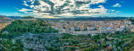 Foto de Vista aérea del castillo del Segorbe, y murallas de la ciudad, bastión medieval en la provincia de Castellón España con semana de encierro - Imagen libre de derechos