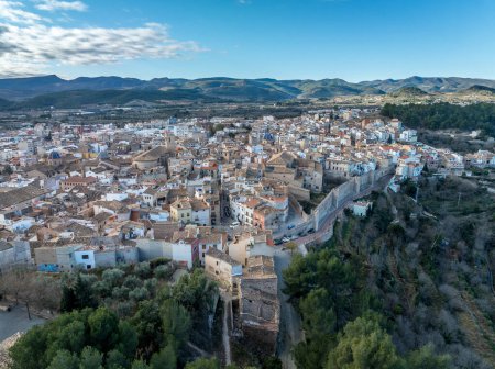 Foto de Vista aérea del castillo del Segorbe, y murallas de la ciudad, bastión medieval en la provincia de Castellón España con semana de encierro - Imagen libre de derechos