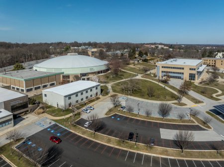 Vue aérienne du Collège communautaire du comté de Baltimore Catonsville avec parkings couverts de panneaux solaires, centre sportif de bien-être, éducation permanente, salle des sciences sociales, bureau des admissions