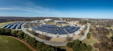 Vista aérea del Community College del condado de Baltimore Catonsville con estacionamiento cubierto con panel solar, centro deportivo de bienestar, educación continua, salón de ciencias sociales, oficina de admisiones
