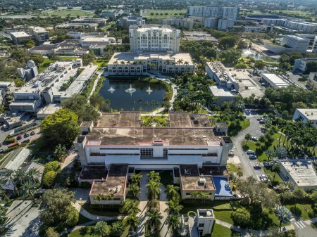 Luftaufnahme der Florida International University in Miami, Grüne Bibliothek, Computerschule, Viertes Haus, zentraler Teich