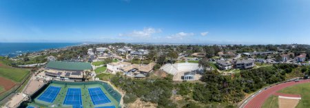 Vue aérienne du collège privé d'arts libéraux chrétiens de l'Université Point Loma Nazarene avec son campus principal sur le front de mer de Point Loma à San Diego, Californie avec amphithéâtre grec