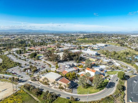 Téléchargez les photos : Vue aérienne du collège communautaire public de Miracosta desservant le comté côtier de North San Diego, en Californie, avec un stationnement pour les étudiants - en image libre de droit
