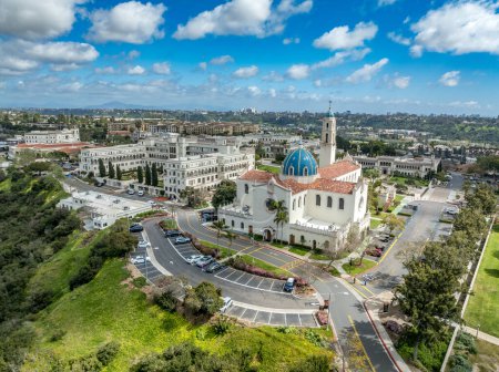 Téléchargez les photos : L'Université de San Diego à Alcal Park se trouve au sommet d'une mesa surplombant Mission Bay offre une vue imprenable, l'église Blue Dome Immaculata près de l'école de commerce et du centre étudiant - en image libre de droit