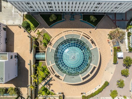 Téléchargez les photos : Vue aérienne de l'entrée en herbe ronde de la Love Library de l'Université d'État de San Diego en Californie - en image libre de droit