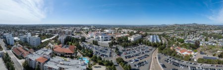 Téléchargez les photos : Vue panoramique aérienne de l'Université d'État de San Diego, établissement d'enseignement supérieur public accrédité avec place du centenaire, syndicat étudiant aztèque, collège de la santé et des sciences humaines, bibliothèque d'amour, toit avec panneaux solaires - en image libre de droit