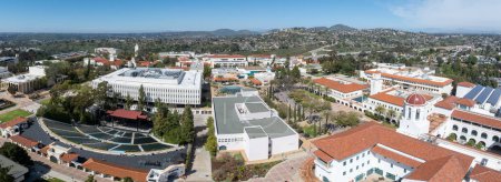 Vue panoramique aérienne de l'Université d'État de San Diego, établissement d'enseignement supérieur public accrédité avec place du centenaire, syndicat étudiant aztèque, collège de la santé et des sciences humaines, bibliothèque d'amour, toit avec panneaux solaires