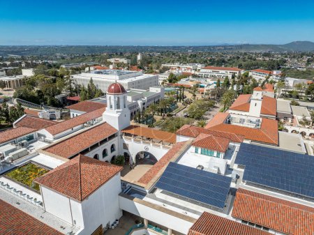 Vue panoramique aérienne de l'Université d'État de San Diego, établissement d'enseignement supérieur public accrédité avec place du centenaire, syndicat étudiant aztèque, collège de la santé et des sciences humaines, bibliothèque d'amour, toit avec panneaux solaires