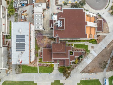 Vue aérienne de l'Institut des sciences non linéaires, bâtiment futuriste avec des places les unes sur les autres, toit plat à l'Université de Californie San Diego