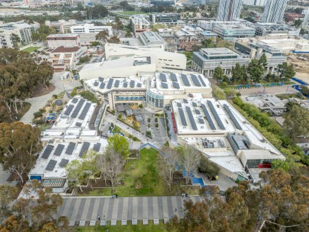 Téléchargez les photos : Vue aérienne du centre étudiant de l'UCSD avec des panneaux solaires sur le toit - en image libre de droit