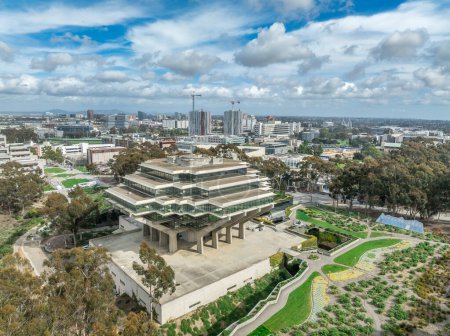 Vista aérea de la biblioteca Geysel en la Universidad de California San Diego, edificio futurista, columnas que sostienen el piso superior como libros, junto al camino de la serpiente