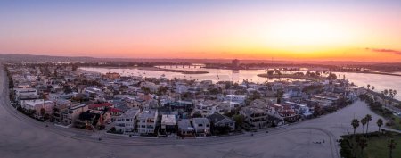 Luftaufnahme des bunten Sonnenaufgangshimmels über Mission Beach San Diego mit Wohn-Ferienhäusern, Villen mit niemandem auf der Straße
