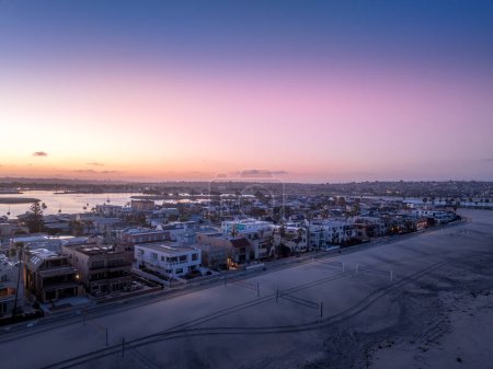 Luftaufnahme des bunten Sonnenaufgangshimmels über Mission Beach San Diego mit Wohn-Ferienhäusern, Villen mit niemandem auf der Straße
