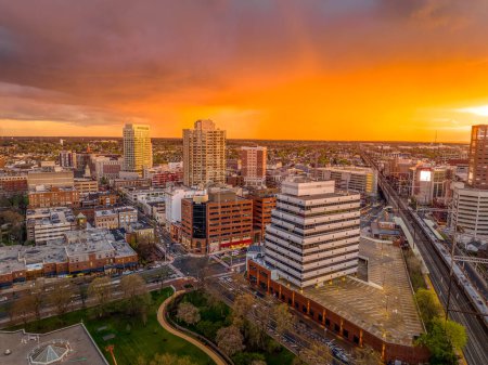 Foto de Vista aérea del centro de New Brunswick New Jersey con colorido cielo naranja al atardecer - Imagen libre de derechos