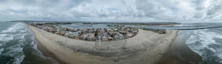 Téléchargez les photos : Vue aérienne des propriétés de maisons de plage en location sur Mission Beach San Diego Californie avec ciel nuageux - en image libre de droit