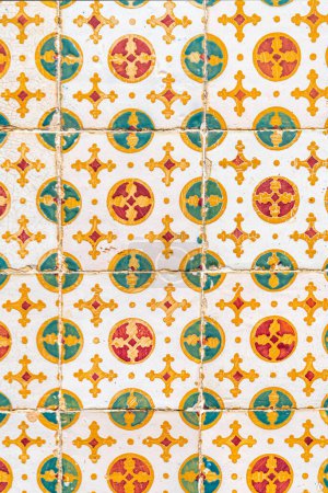 Téléchargez les photos : Carrelage traditionnel portugais et espagnol multicolore orange et vert sur fond beije Azulejo - en image libre de droit