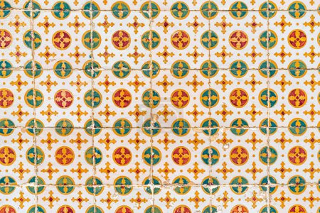 Téléchargez les photos : Carrelage traditionnel portugais et espagnol multicolore orange et vert sur fond beije Azulejo - en image libre de droit