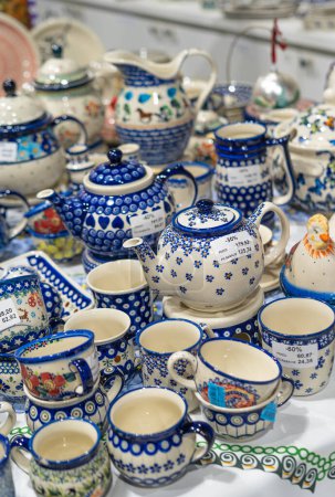 Téléchargez les photos : Varsovie, Pologne - 26 janvier 2023 : porcelaine traditionnelle de Boleslawiec dans la boutique. Poterie artisanale - en image libre de droit
