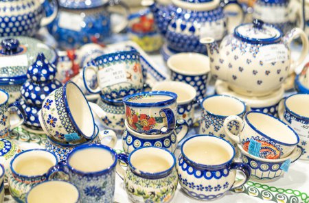 Téléchargez les photos : Varsovie, Pologne - 26 janvier 2023 : porcelaine traditionnelle de Boleslawiec dans la boutique. Poterie artisanale - en image libre de droit