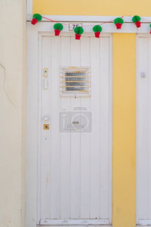 Traditionnel San Juan festival décoration en papier sur la porte d'entrée de la maison.