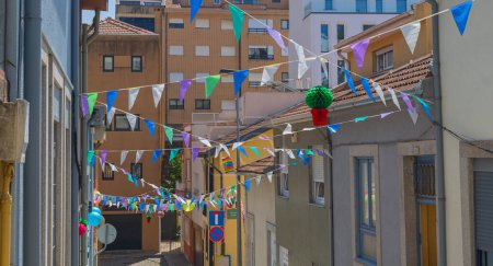 Festival de San Juan banderas decoraciones en la calle Oporto