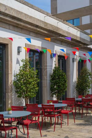 Restaurante al aire libre de Oporto con decoraciones banderas del festival de San Juan, zona Bonfim