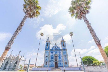 Téléchargez les photos : Cortegaca, Portugal - 20 juin 2023 : église portugaise en tuiles bleues avec palmiers, Igreja de Santa Maria de Cortegaca - en image libre de droit