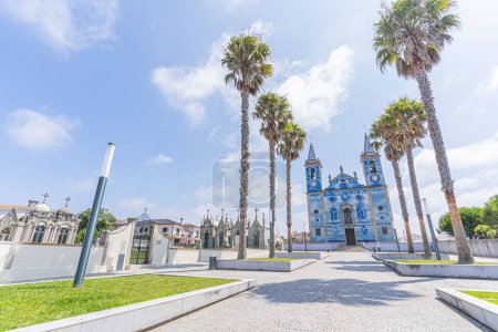 Téléchargez les photos : Cortegaca, Portugal - 20 juin 2023 : église portugaise en tuiles bleues avec palmiers, Igreja de Santa Maria de Cortegaca - en image libre de droit
