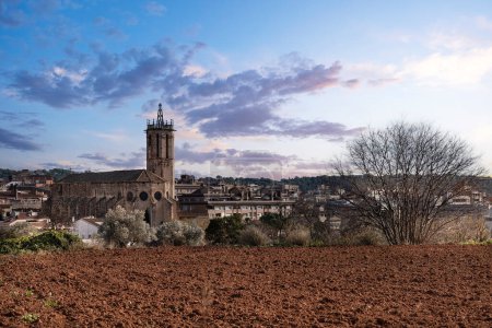 Foto de Panorama del pueblo medieval de Caldes de Montbui en Cataluña, España. Espacio de copia vacío para el texto del Editor. - Imagen libre de derechos