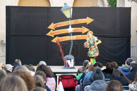 Foto de Caldes de Montbui, 19 de diciembre de 2023: La Bleda payaso tocando su show El Cam de Nadal. - Imagen libre de derechos