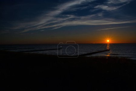 Puesta de sol sobre el Mar Báltico cerca de Ahrenshoop - Fischland-Darss-Zingst, Mar Báltico, Mecklemburgo-Pomerania Occidental, Alemania