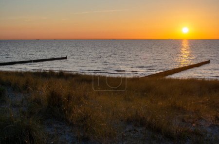 Coucher de soleil sur la mer Baltique près d'Ahrenshoop - Fischland-Darss-Zingst, mer Baltique, Mecklembourg-Poméranie occidentale, Allemagne