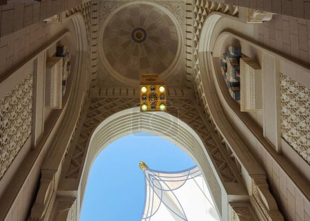 Foto de Lámpara de araña en la mezquita nabvi - Madeena - Imagen libre de derechos