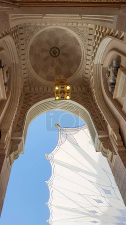 Téléchargez les photos : Lustre dans la mosquée nabvi - Madeena - en image libre de droit