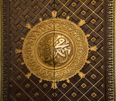 Téléchargez les photos : Conception de porte en madeena mosquée - en image libre de droit