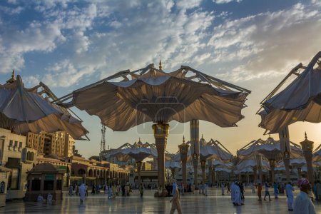 Téléchargez les photos : Parapluie électrique - mosquée nabvi - Madeena - en image libre de droit