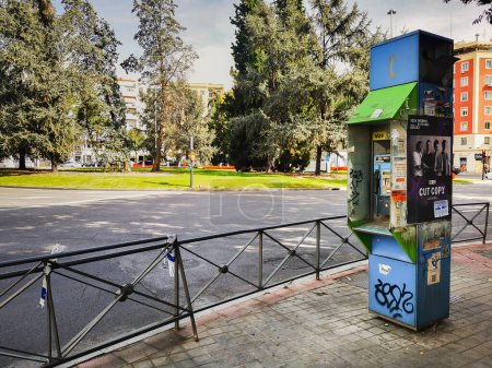 Foto de Madrid, España- 21 de octubre de 2022: Telefónica retira sus cabinas telefónicas de las carreteras públicas. Cabina telefónica en la calle. Dispositivo de comunicación. - Imagen libre de derechos