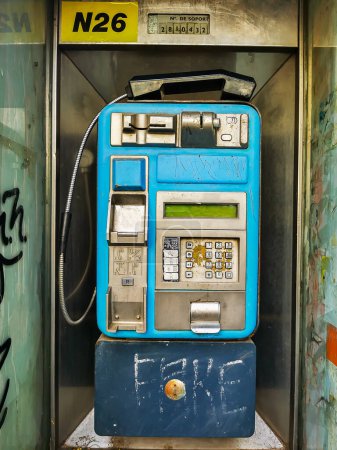 Foto de Madrid, España- 21 de octubre de 2022: Telefónica retira sus cabinas telefónicas de las carreteras públicas. Cabina telefónica en la calle. Dispositivo de comunicación. - Imagen libre de derechos