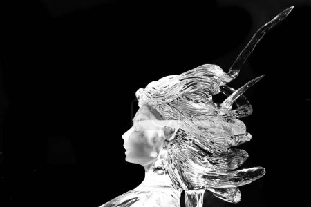 Téléchargez les photos : Madrid, Espagne- 1er décembre 2022 : Figure d'une femme de profil aux cheveux longs faits de glace. Sculptures d'hiver. Art inférieur à zéro. - en image libre de droit