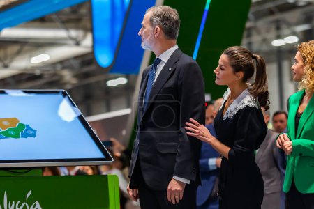 Téléchargez les photos : Madrid, Spain- January 18, 2023: The King and Queen of Spain and the president of the Andalusian Autonomous Community at FITUR. King Felipe VI and Queen Leticia inaugurate the FITUR fair in Madrid. - en image libre de droit