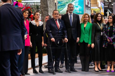 Téléchargez les photos : Madrid, Spain- January 18, 2023: The King and Queen of Spain and the President of Guatemala Alejandro Giammateii visit the FITUR tourism fair in Madrid. Felipe VI and Doa Leticia inaugurate FITUR in Madrid. - en image libre de droit