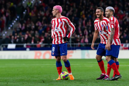 Photo for Madrid, Spain- January 21, 2023: Soccer match between Atletico de Madrid and Real Valladolid at Civitas Metropolitano. Antoine Griezmann waits in front of the ball with Koke. - Royalty Free Image