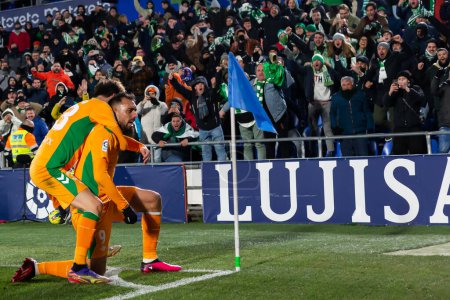 Foto de Madrid, Spain- January 28, 2023: Soccer match between Real Betis balonpie and Getafe F.C in Madrid. The Betis player Borja Iglesias celebrates a goal with his teammates and the fans. - Imagen libre de derechos