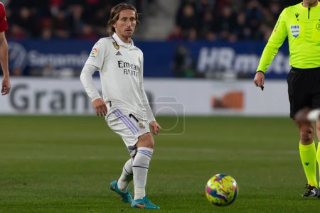 Téléchargez les photos : Madrid, Spain- February 18, 2023: League match between Real Madrid and Osasuna in Pamplona. Antonio Rudiger with the ball. Football game. Real Madrid player. - en image libre de droit