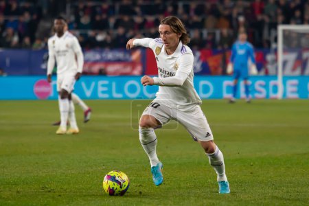 Foto de Madrid, Spain- February 18, 2023: League match between Real Madrid and Osasuna in Pamplona. Luka Modric with the ball. Real Madrid player. - Imagen libre de derechos