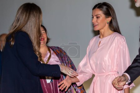 Foto de Madrid, Spain- February 23, 2023: The King and Queen of Spain inaugurate the ARCO art fair, in Madrid. Queen Leticia wears a pastel-colored dress and a bag with floral decoration. - Imagen libre de derechos