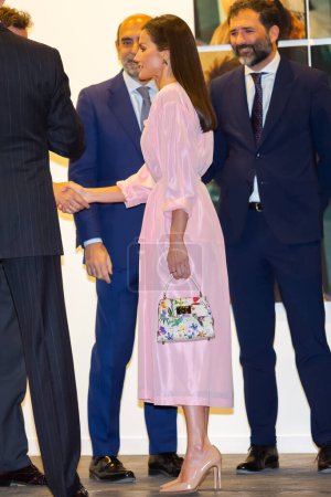 Téléchargez les photos : Madrid, Spain- February 23, 2023: The King and Queen of Spain inaugurate the ARCO art fair, in Madrid. Queen Leticia wears a pastel-colored dress and a bag with floral decoration. - en image libre de droit