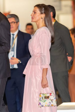 Téléchargez les photos : Madrid, Espagne- 23 février 2023 : Le roi et la reine d'Espagne inaugurent la foire d'art ARCO, à Madrid. Reine Leticia porte une robe de couleur pastel et un sac avec décoration florale. - en image libre de droit