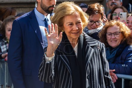 Foto de Madrid, Spain- March 3, 2023: Queen Emeritus Sofa visits the church of Cristo de Medinacelli in Madrid. The queen greets the people waiting for her arrival at the church. - Imagen libre de derechos